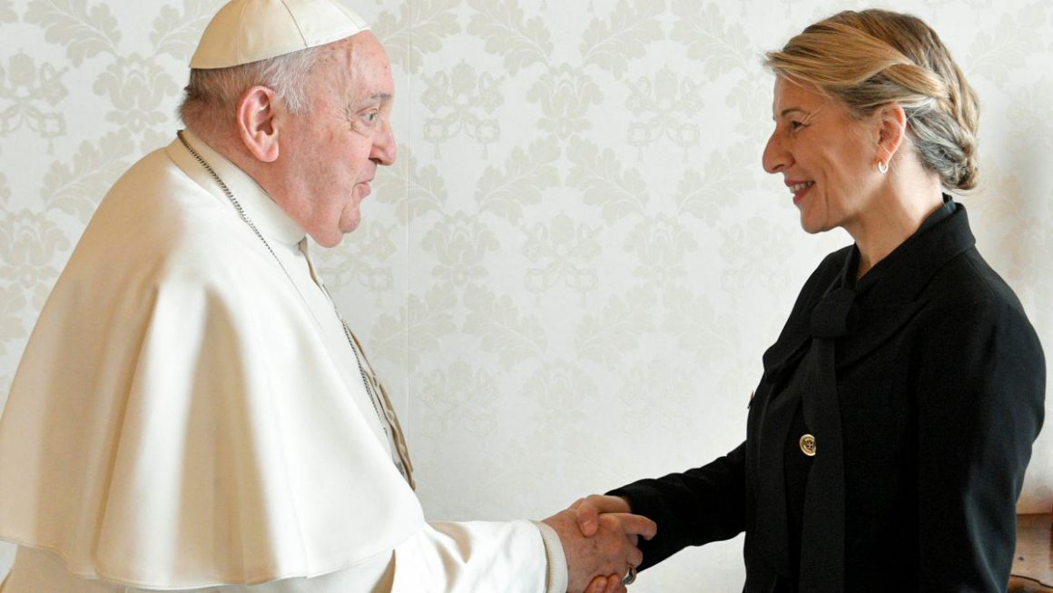 El Papa Francisco saluda a Yolanda Díaz. EFE / Vaticano