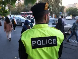 Un agente de la Policía observa a el paso de mujeres en Teherán.CONTACTO vía Europa Press