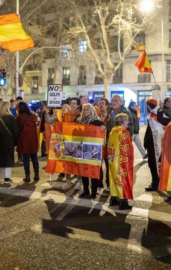 Varias personas congregadas junto a la sede del PSOE en Ferraz en la noche electoral de las elecciones gallegas.Alberto Ortega