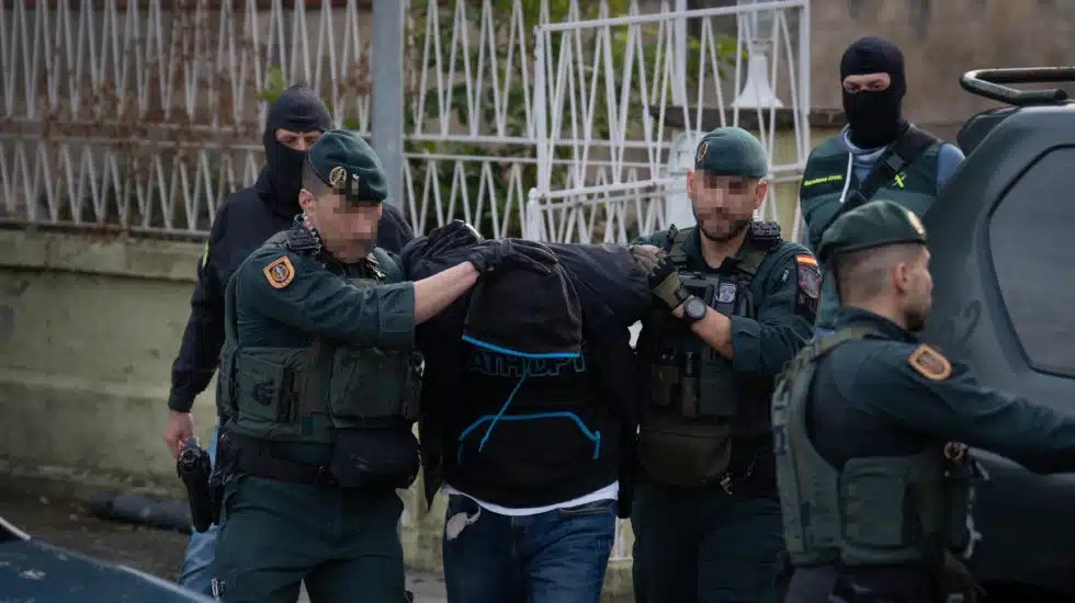 Varios agentes de la Guardia Civil llevan a un detenido tras una operación policial antiyihadista EP