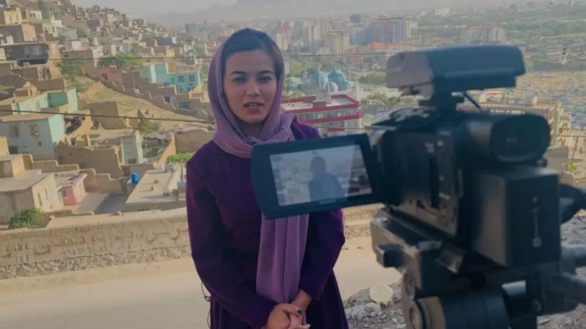 Roya Musawi trabajando como periodista en Afganistán.