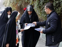 Reparto de propaganda electoral junto a una mezquita en Teherán.Efe