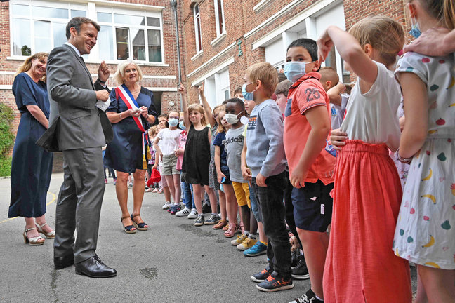 El presidente galo, Emmanuel Macron, durante una visita a un colegio en 2021. / Denis Charlet