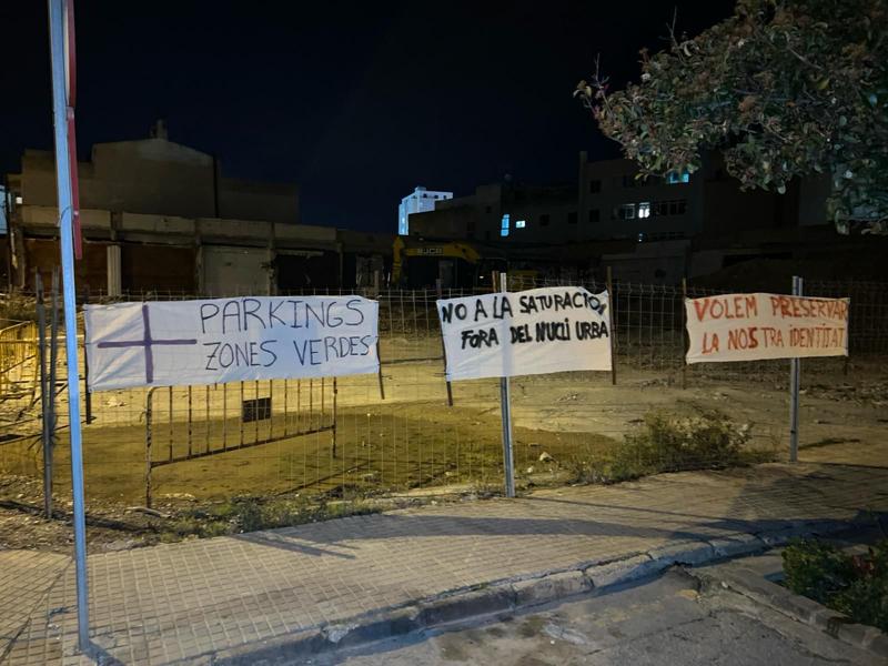 Fotos | Los lemas de las pancartas contra la mezquita de Manacor, en imágenes / DM