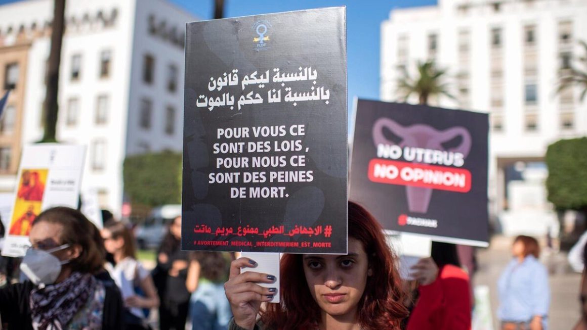 Manifestación ante el Parlamento marroquí para denunciar la muerte de Meriem, de 14 años, durante un aborto. Jalal Morchidi / EPA vía MaxPPP