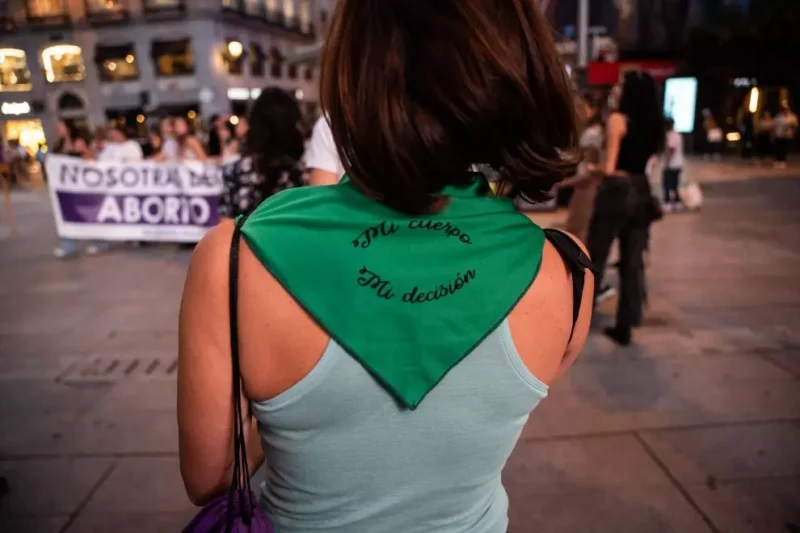 Una mujer con un pañuelo en el que se lee "Mi cuerpo Mi decisión" en la manifestación por el Día de Acción Global por la despenalización del aborto. Archivo. — Matias Chiofalo / Europa Press