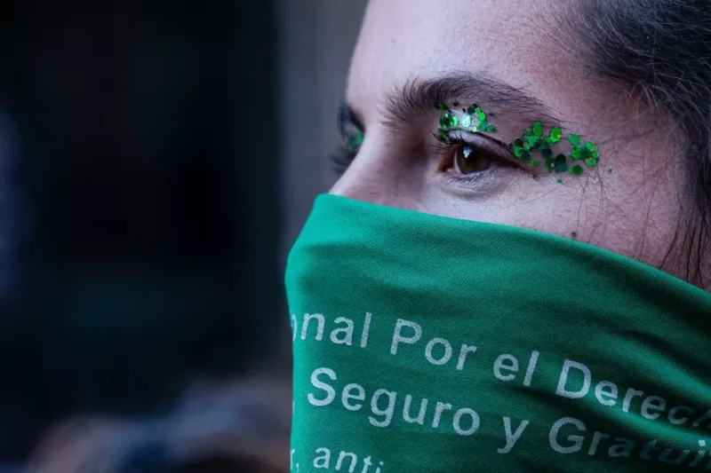 Una mujer con un pañuelo verde durante una manifestación con motivo del Día Internacional de la Interrupción Segura del Embarazo, a 28 de septiembre de 2022 en Madrid - Guillermo Gutiérrez Carrascal/EP