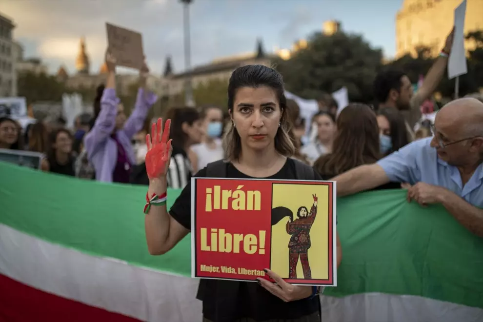 Una joven sujeta un cartel en el que pone el estribillo de la canción de "Mujer, vida, libertad" de Hajipour, durante una manifestación en Barcelona el 15 de octubre de 2022. — Lorena Sopêna / EUROPA PRESS