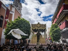 El paso de la Hermandad del Cerro a su salida de la Parroquia, este martes en Sevilla. — Raúl Caro / EFE