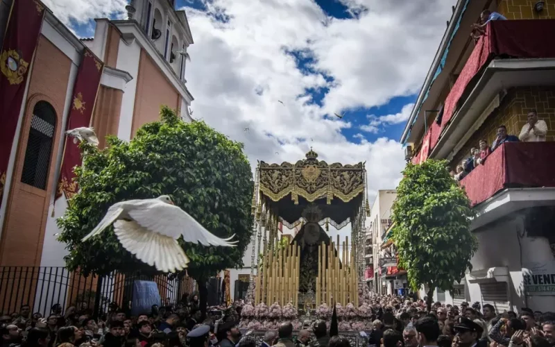 El paso de la Hermandad del Cerro a su salida de la Parroquia, este martes en Sevilla. — Raúl Caro / EFE