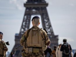 Soldados franceses patrullan cerca de la Torre Eiffel como parte del plan de seguridad nacional "Vigipirate", en París, Francia, 25 de marzo de 2024. El gobierno francés decidió aumentar el sistema de alerta de seguridad "Vigipirate" al nivel más alto después del Estado Islámico (IS) El grupo se atribuyó la responsabilidad del ataque en Moscú y de las amenazas que pesan sobre Francia, afirmó el primer ministro Gabriel Attal en una publicación en la plataforma de redes sociales X (antes Twitter) el 24 de marzo. / EFE / CHRISTOPHE PETIT TESSON