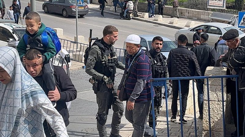 Policías israelíes supervisan la entrada de palestinos a la Explanada de las Mezquitas. EP