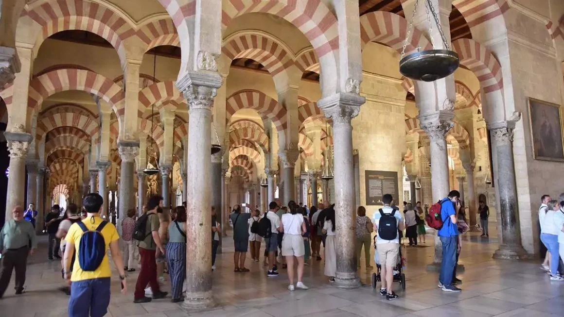 Turistas en el interior de la la Mezquita-Catedral de Córdoba durante la 'Noche del Patrimonio'