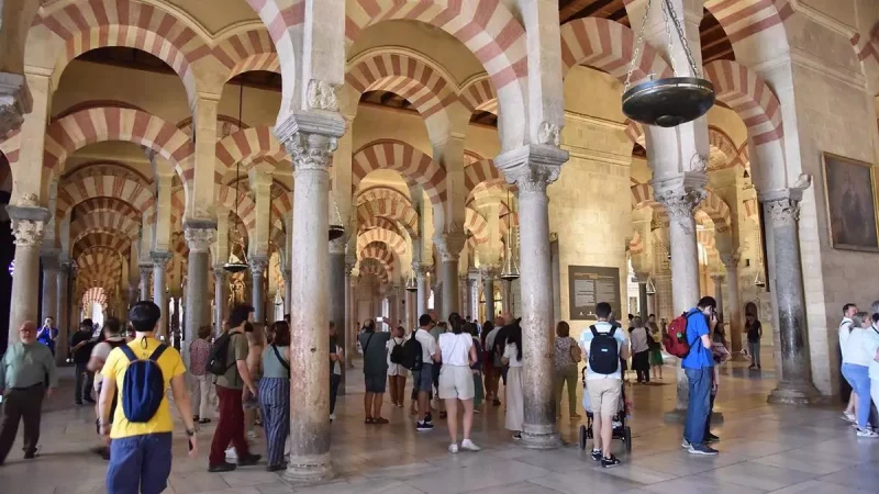 Turistas en el interior de la la Mezquita-Catedral de Córdoba durante la 'Noche del Patrimonio'