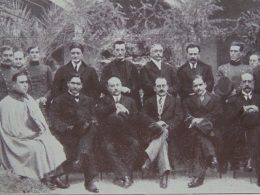 Visita oficial del gobernador Enrique Mosca al Colegio Inmaculada, agosto de 1920. Es el cuarto de los sentados, desde la izquierda. Archivo Colegio Inmaculada Concepción