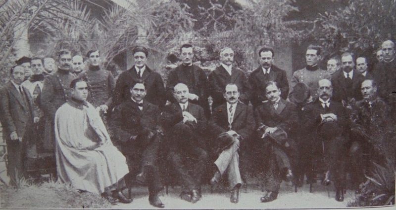 Visita oficial del gobernador Enrique Mosca al Colegio Inmaculada, agosto de 1920. Es el cuarto de los sentados, desde la izquierda. Archivo Colegio Inmaculada Concepción