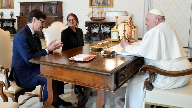 Illa y su mujer, con el Papa en el Vaticano Vatican Media
