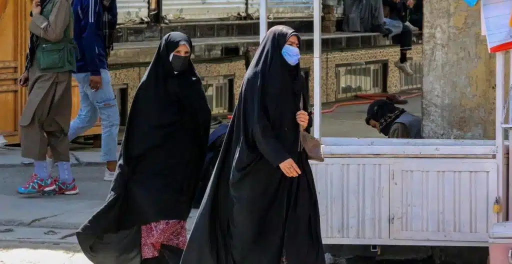 Mujeres caminan por las calles de Kabul, en Afganistán | Internet