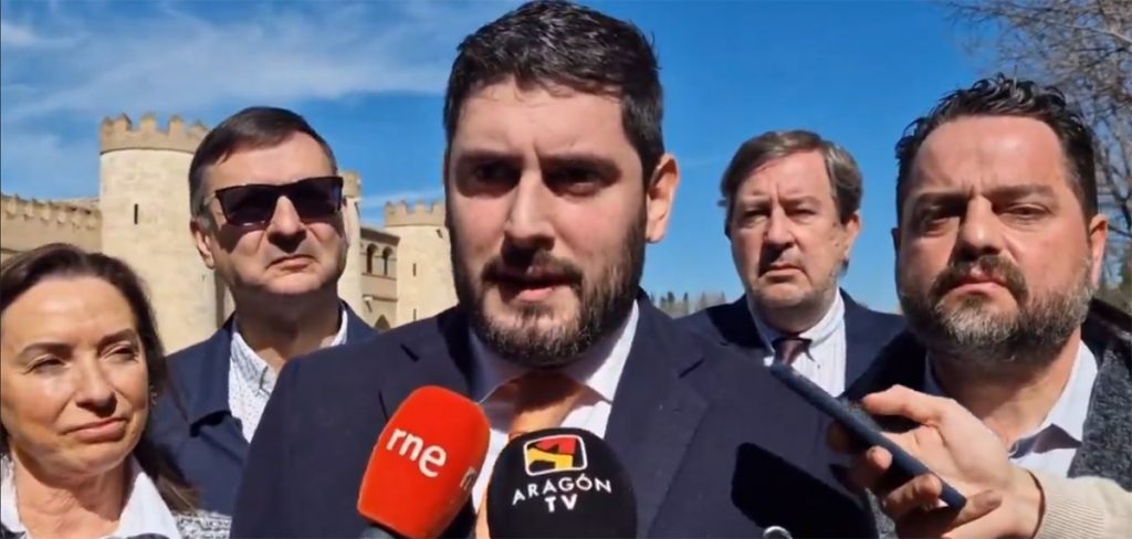 El ultraderechista, y vicepresidente aragonés, Alejandro Nolasco, junto a los también diputados de Vox, David Arranz y Carmen Rouco, a las puertas de la Aljafería.