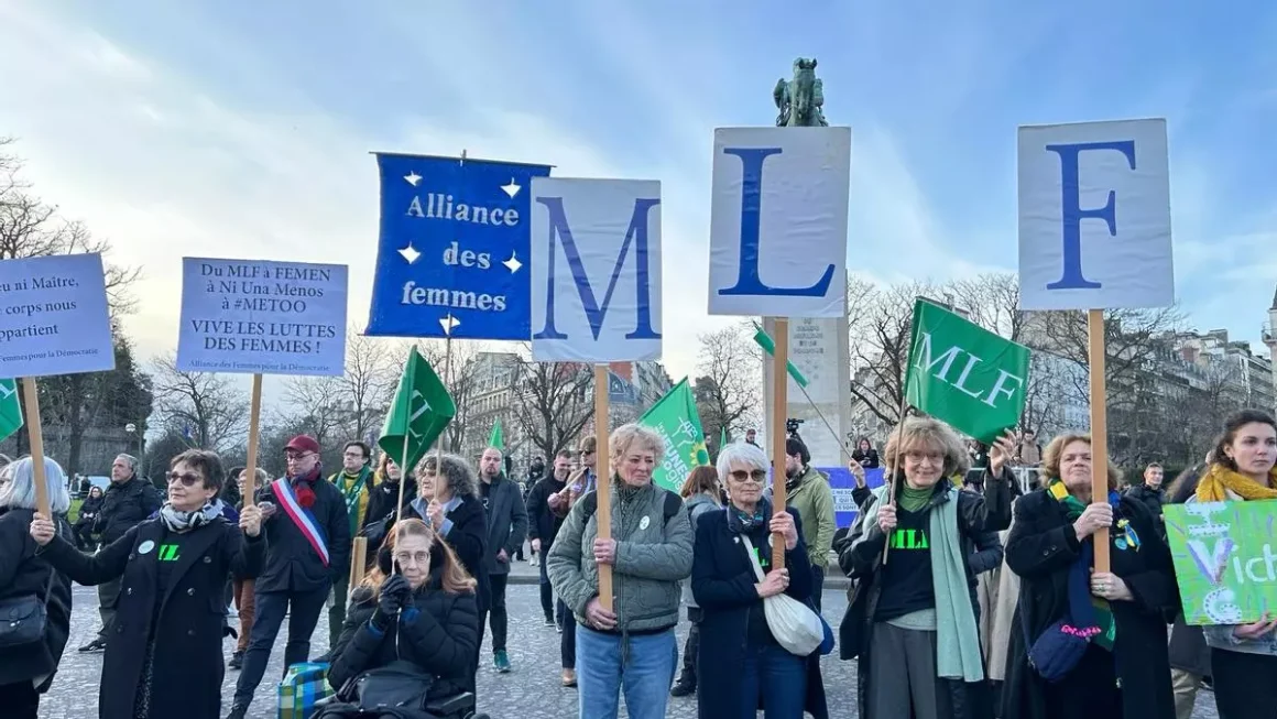Mujeres manifestándose en París el día en que Francia blinda el derecho al aborto en su Constitución. Luciana Peker