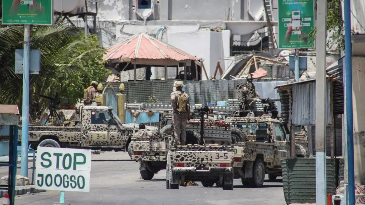 Fuerzas de seguridad de Somalia bloquean la carretera que lleva al hotel SYL, en la capital, Mogadiscio, tras un ataque reclamado por Al Shabaab. / Europa Press/Contacto/Hassan Bashi