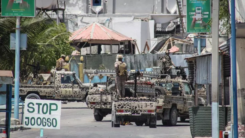 Fuerzas de seguridad de Somalia bloquean la carretera que lleva al hotel SYL, en la capital, Mogadiscio, tras un ataque reclamado por Al Shabaab. / Europa Press/Contacto/Hassan Bashi