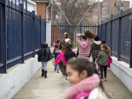 Un grupo de niñes saliendo de un colegio . Álvaro Minguito