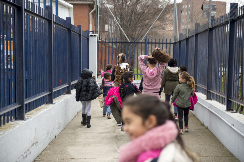 Un grupo de niñes saliendo de un colegio . Álvaro Minguito
