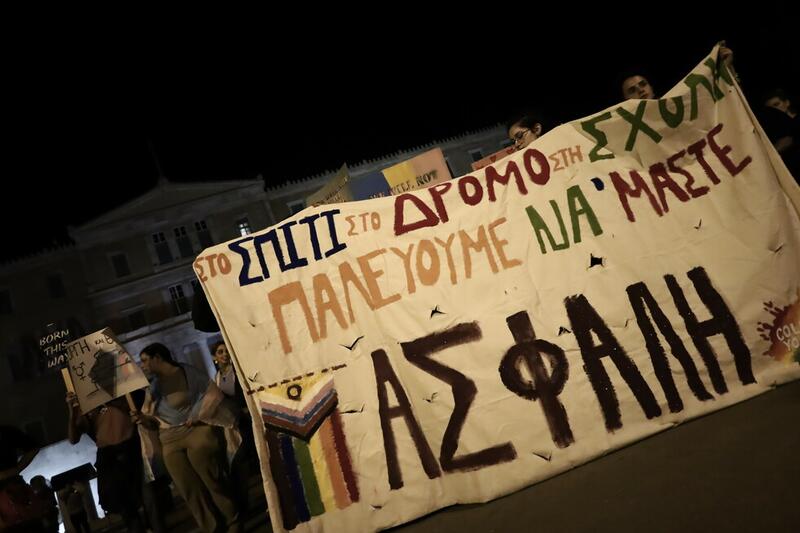 Una pancarta en la concentración en respuesta al linchamiento a dos jóvenes trans, el 11 de marzo en Tesalónica.