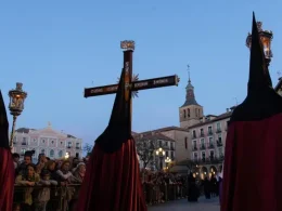 Cofrades durante la Procesión de los Pasos, en Segovia, el año pasado. EP