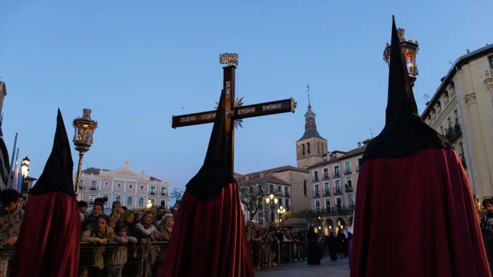 Cofrades durante la Procesión de los Pasos, en Segovia, el año pasado. EP