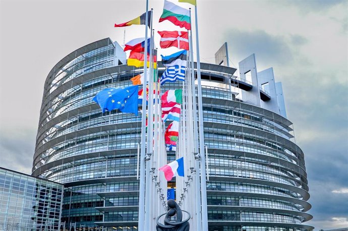 Archivo - Banderas frente a la sede del Parlamento Europeo en Estrasburgo - PARLAMENTO EUROPEO/ MICHEL CHRISTEN - Archivo