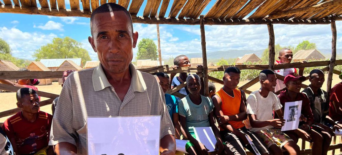 Noticias ONU/Daniel Dickinson Nodely Lehilaly asiste regularmente a sesiones de grupo sobre masculinidad positiva en su aldea del sur de Madagascar.