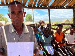 Noticias ONU/Daniel Dickinson Nodely Lehilaly asiste regularmente a sesiones de grupo sobre masculinidad positiva en su aldea del sur de Madagascar.