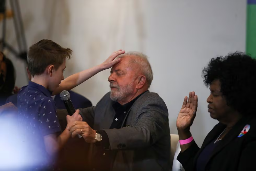 Un niño reza una oración por Lula, durante un acto con evangélicos en São Paulo, en 2022.CARLA CARNIEL (REUTERS)