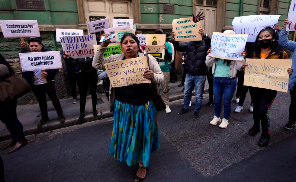 Manifestantes protestan frente a la oficina del Arzobispado boliviano en La Paz, Bolivia, en mayo de 2023.Juan Karita (AP)