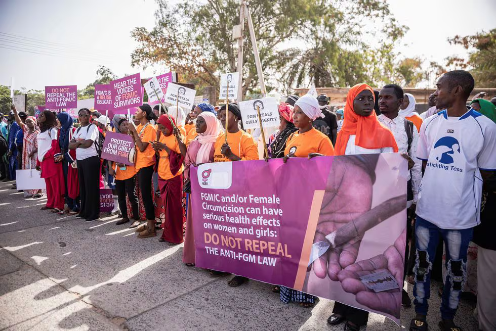 Ciudadanos gambianos protestan contra la despenalización de la mutilación genital femenina frente al Parlamento de Gambia, en Banjul, este lunes 18 de marzo.Malick NJjie (REUTERS)