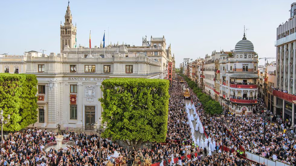 Procesión del Santo Entierro Grande en Sevilla, celebrada el pasado sábado.Raúl Caro. (EFE)