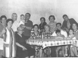 Fotografía familiar tomada tras el nacimiento de María José Picó. / Imagen cedida