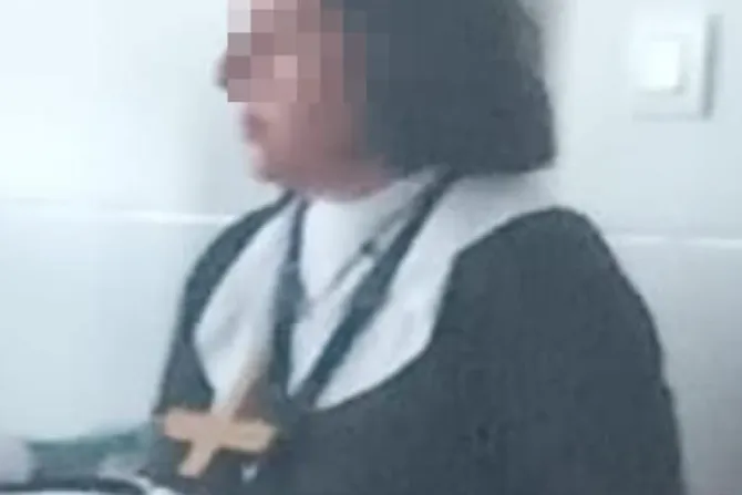Una de las dos profesoras que se disfrazó de monja y se burló de los cristianos el 8M de 2024 en Requena (España). | Crédito: Abogados Cristianos.