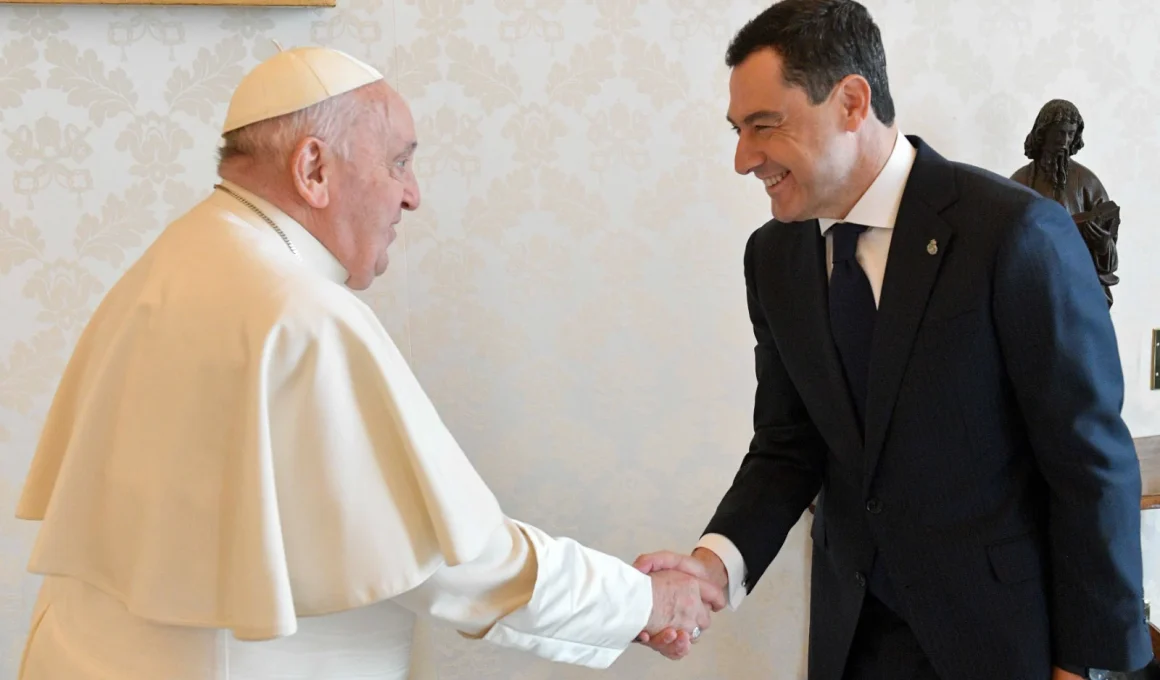 Juanma Moreno saluda al Papa a su llegada al Vaticano Ideal