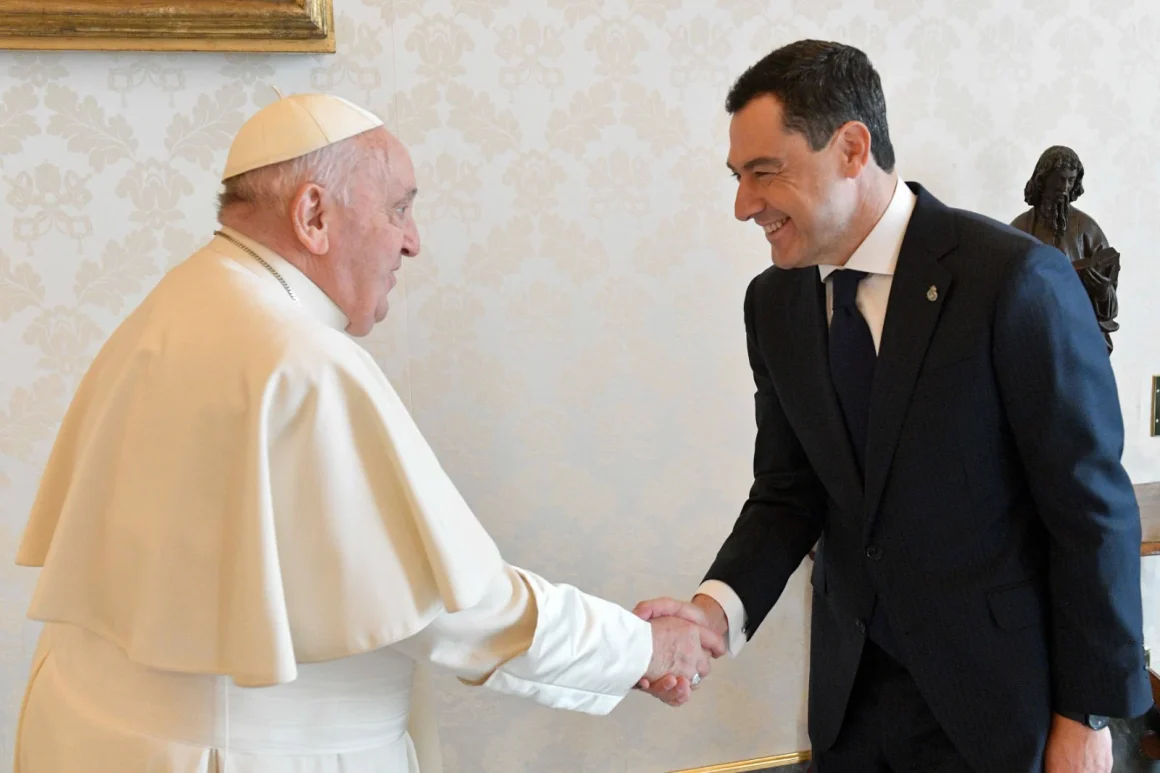 Juanma Moreno saluda al Papa a su llegada al Vaticano Ideal