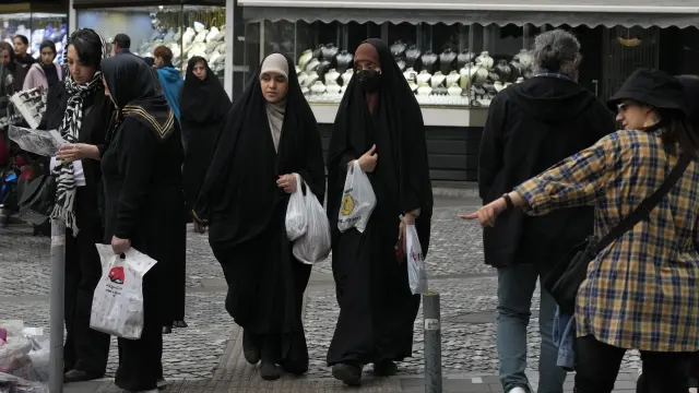 Mujeres en el centro de Teherán, Irán.AP