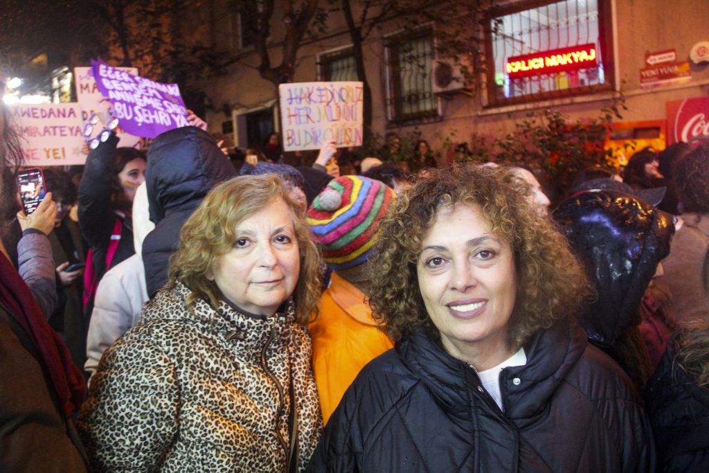 Las feministas españolas Rosa María Rodríguez Magda (izquierda) y Mimunt Hamido Yahia en la manifestación celebrada este viernes en Estambul con motivo de la celebración del Día de la Mujer. EFE/ Ilya U. Topper