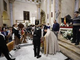 El alcalde (PP) de Talavera realiza la ofrenda a la Virgen del Prado «que nunca va a abandonar a los talaveranos»
