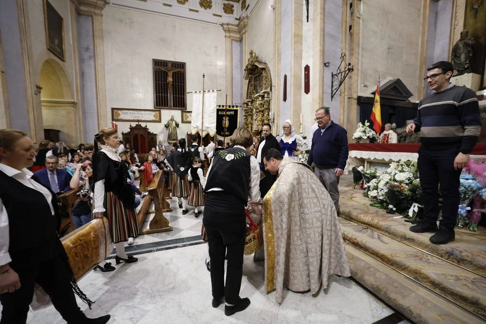 El alcalde (PP) de Talavera realiza la ofrenda a la Virgen del Prado «que nunca va a abandonar a los talaveranos»