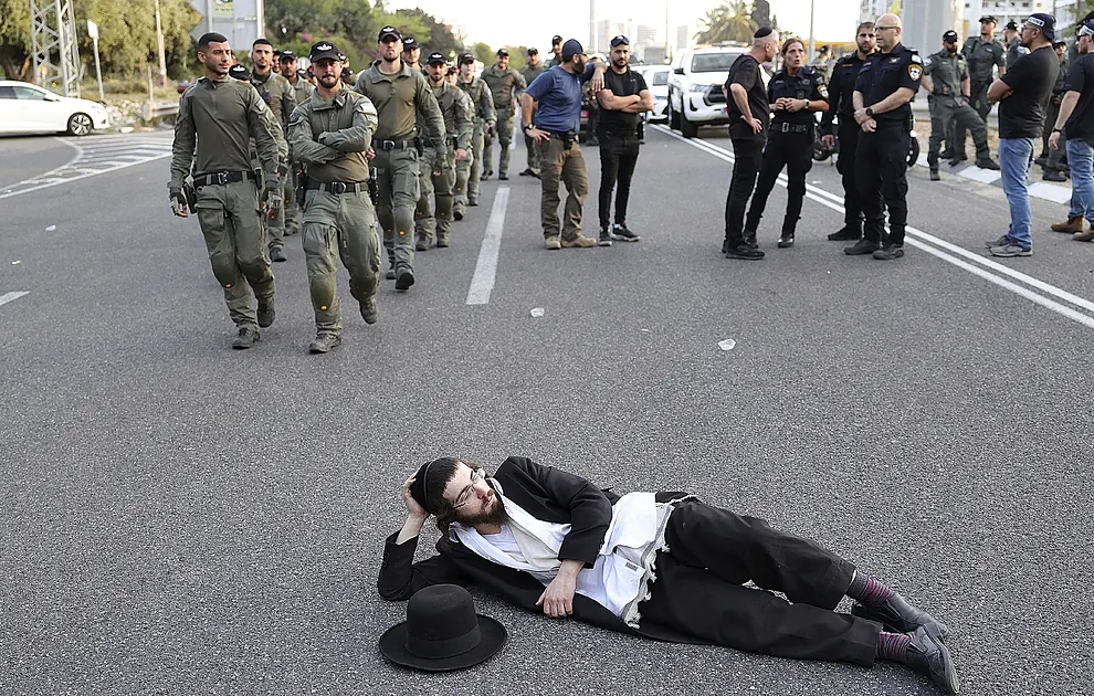 Un joven bloquea una carretera en una protesta contra el reclutamiento de ultraortodoxos.ABIR SULTANEFE/EPA