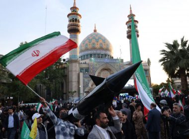 Manifestantes iraníes frente a una mezquita en Teherán, Irán.- Majid Asgaripour/WANA/REUTERS