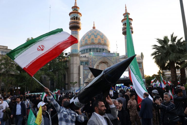 Manifestantes iraníes frente a una mezquita en Teherán, Irán.- Majid Asgaripour/WANA/REUTERS