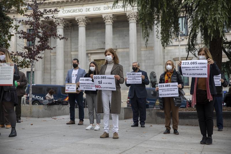 Manifestantes contra la eutanasia delante del Congreso de los Diputados. David F. Sabadell